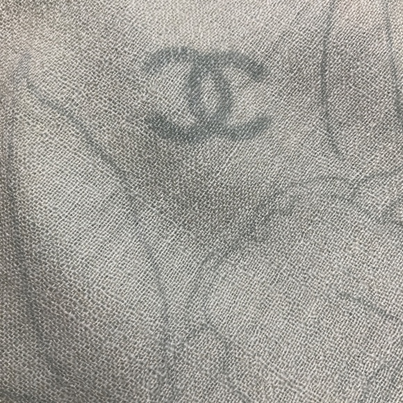 Chanel cashmere cc camellia - Gem CHANEL LIGHT GREEN OMBRE EFFECT CC LOGO AND CAMELLIA PRINT FRINGED SHEER CASHMER